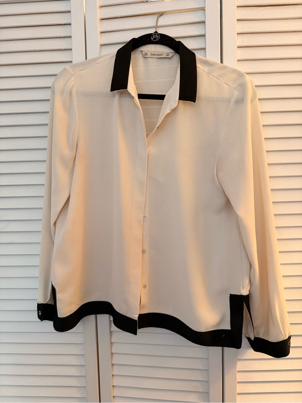 Zara Cream Button-Front Shirt with Black Collar and Trim